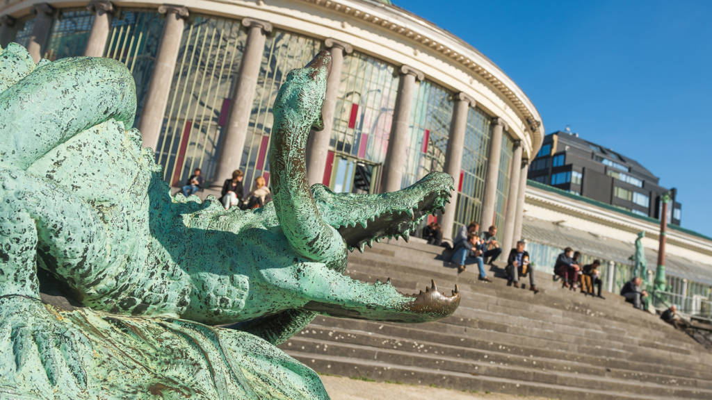 Urban Court - Entrée Botanique vue statue crocodile