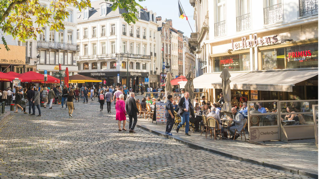 Urban Court - Grote Markt wandelaars