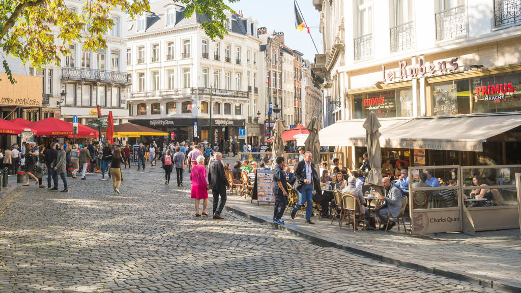 Urban Court - Cafés de la Grand Place rue pavée