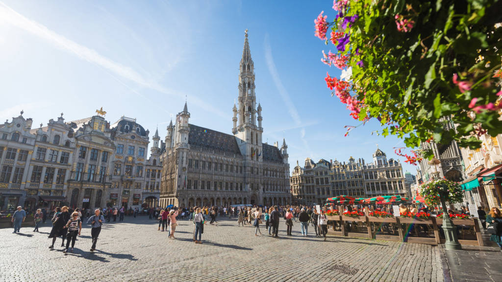 Urban Court - Vue de l'hôtel de ville sur la Grand Place