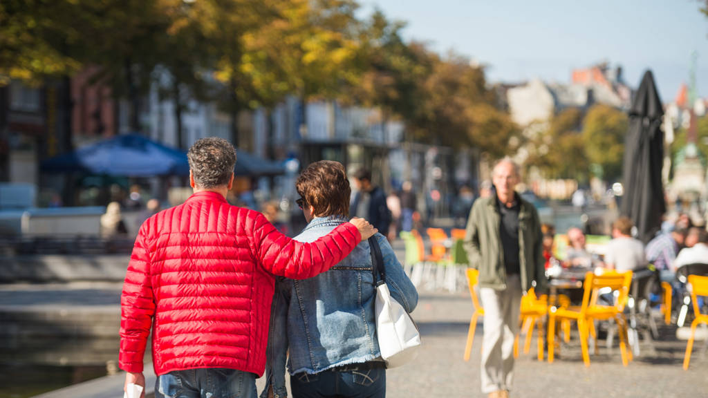 Urban Court - Wandelaars op Sint-Katelijne plaats